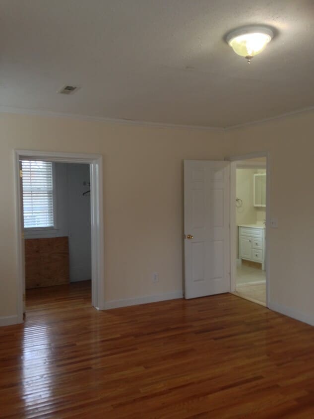 Oversize Studio and huge walk-in Closet/Storage - 1240 Robinhood Cir