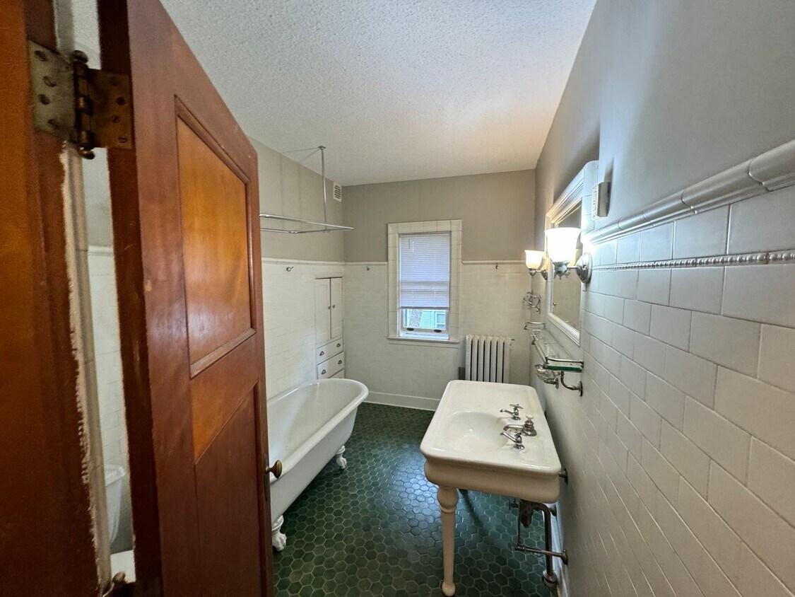 Foto del edificio - AVAILABLE AUGUST - Studio Unit on Superior...