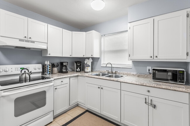 Building Photo - 4953 Bayshore Dr