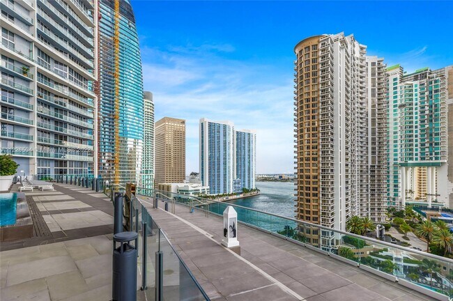 Building Photo - 495 Brickell Ave