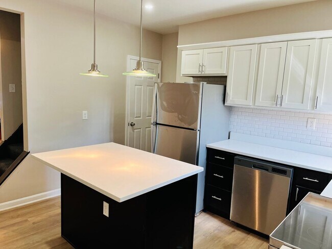 Foto del edificio - Two Bedroom rowhouse available in Northside August 1!