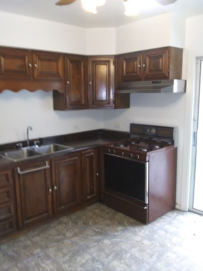 Building Photo - Spacious 2 Bedroom Home w/ 2.5 car garage - Westmont