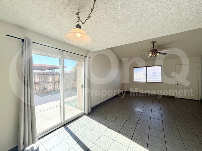 Building Photo - 2233 W Farmdale Ave