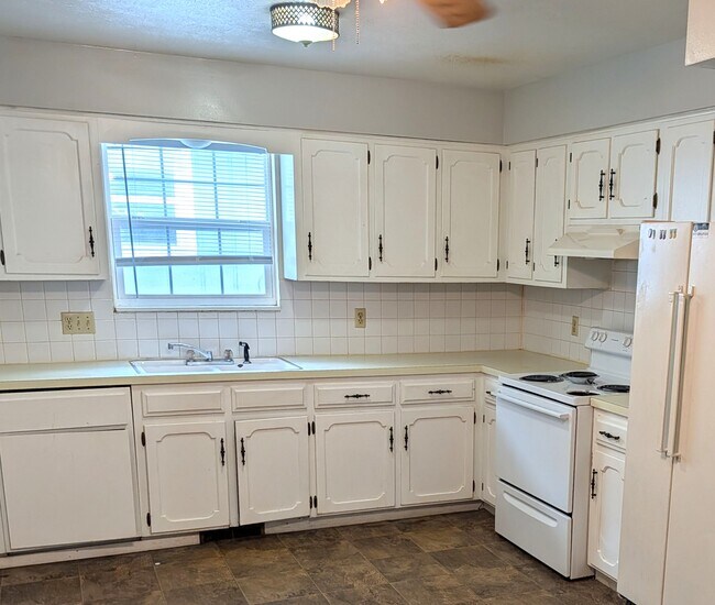 Building Photo - 2044 S Barcliff Ave