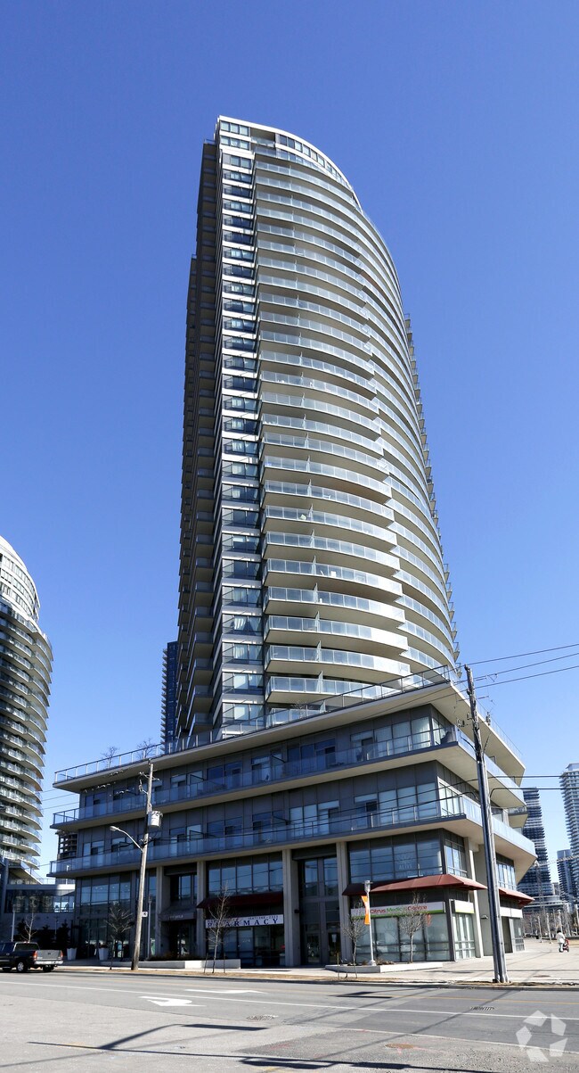 Photo du bâtiment - 2230 Lakeshore Blvd W