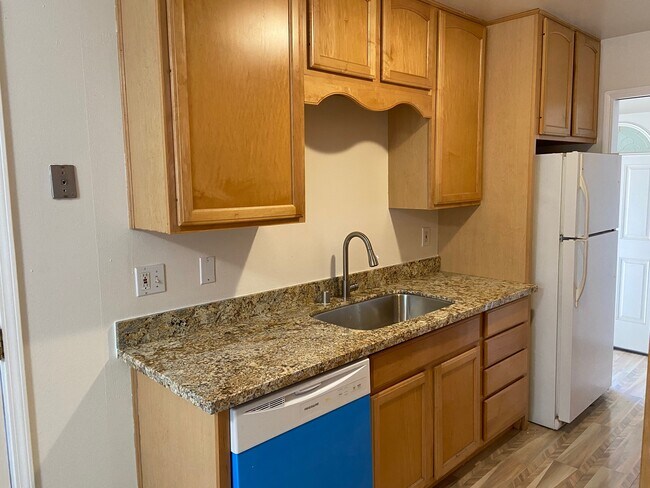 Building Photo - 42610 Newport Dr