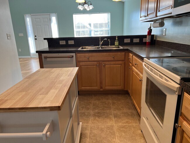 Foto del edificio - Pet-friendly, 3 Bedroom, 2 Bath Home with Fenced Yard in St. James School Area! Available in May!