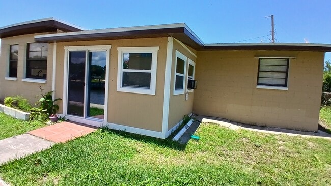 SOLÁRIUM TRASERO 2 - 211 Sandy Cir