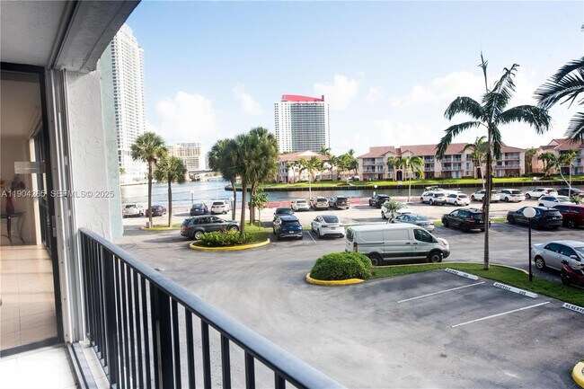 Foto del edificio - 200 Leslie Dr