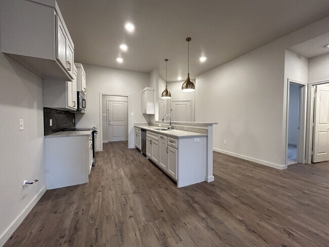 Building Photo - Gorgeous Duplex in Frenship East!
