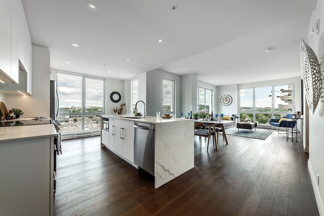 Building Photo - Majestic Côte Saint-Luc