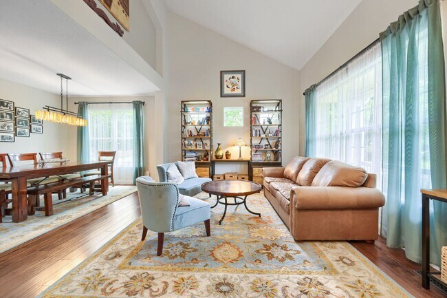 Building Photo - Stunning 4 bed, 4 bath on Corner Lot! Available Mid-August!