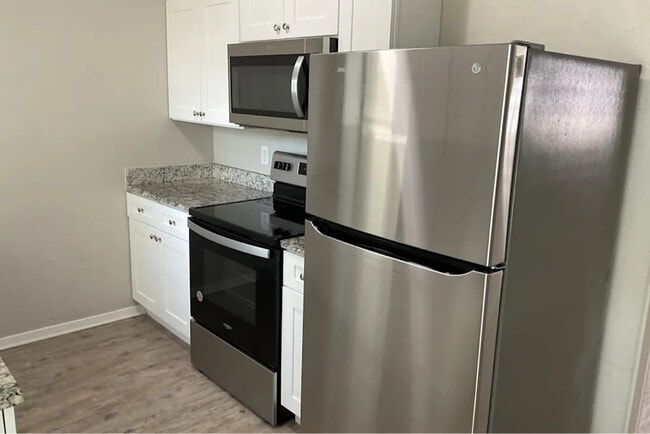 Building Photo - 3004 Albany Dr