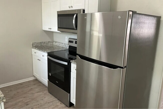 Foto del edificio - 3004 Albany Dr