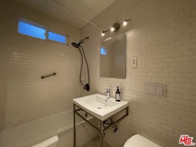 Foto del edificio - 6853 1/2 W Alta Loma Terrace