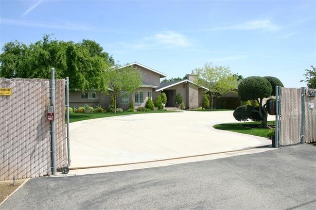 Building Photo - 2558 De Wolf Ave