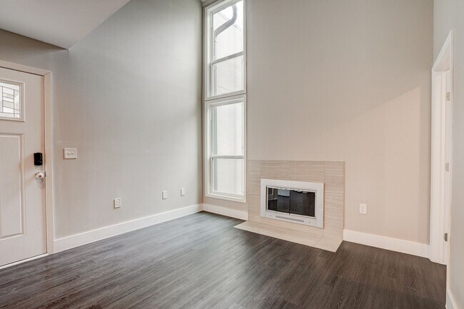 Foto del edificio - Stylish 2BD/2BA Two-Level Home with Firepl...