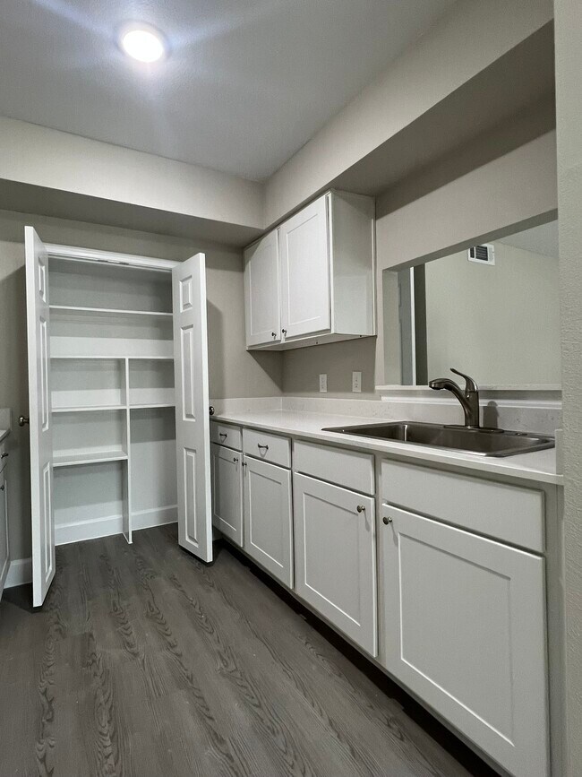 Foto del edificio - 3305 Red Bluff Rd