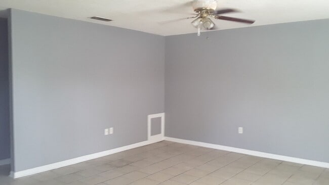 Building Photo - Three Bedroom Two Bath in the Combee Settl...