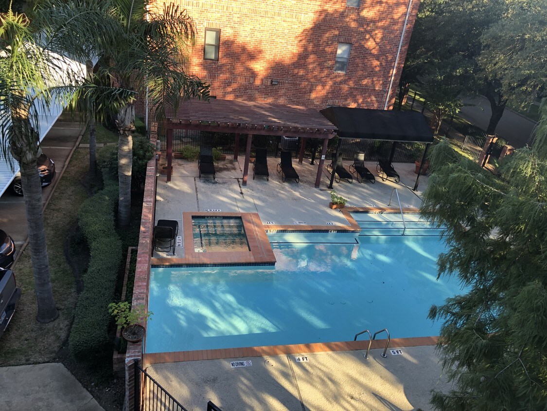 Foto principal - 4041 Drake St