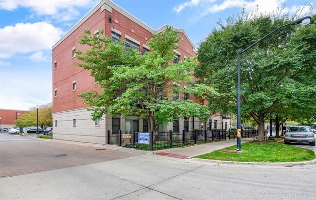 Building Photo - 757 W 14th Pl