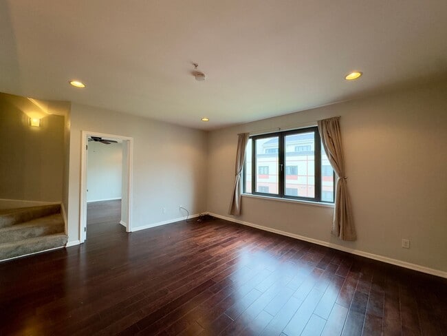 Building Photo - Charming 2Bed/2Bath Waterfront Apartment i...