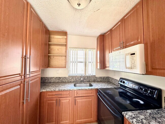 Foto del edificio - 4127 Woodside Dr