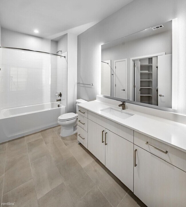 Foto del edificio - 1 br, 1 bath Condo - 1017 W University Ave...