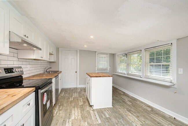Building Photo - Charming 3BD, 2BA Raleigh Home on a Large ...