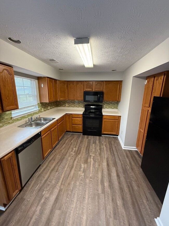 Building Photo - 223 Tanbark Dr