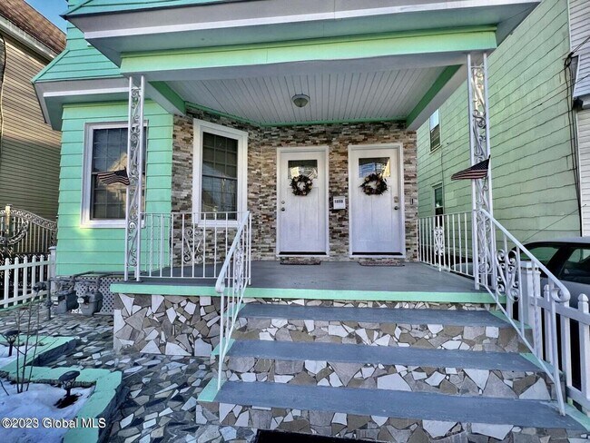 Building Photo - 1010 Delamont Ave