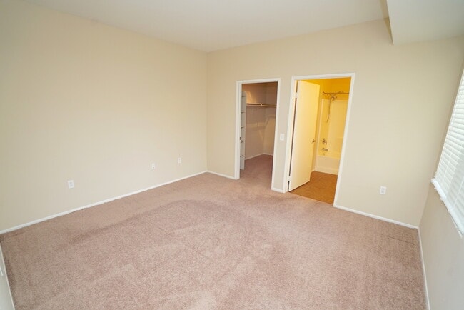 Building Photo - COMING SOON! Bordeaux 1 + 1 Condo in Santa...