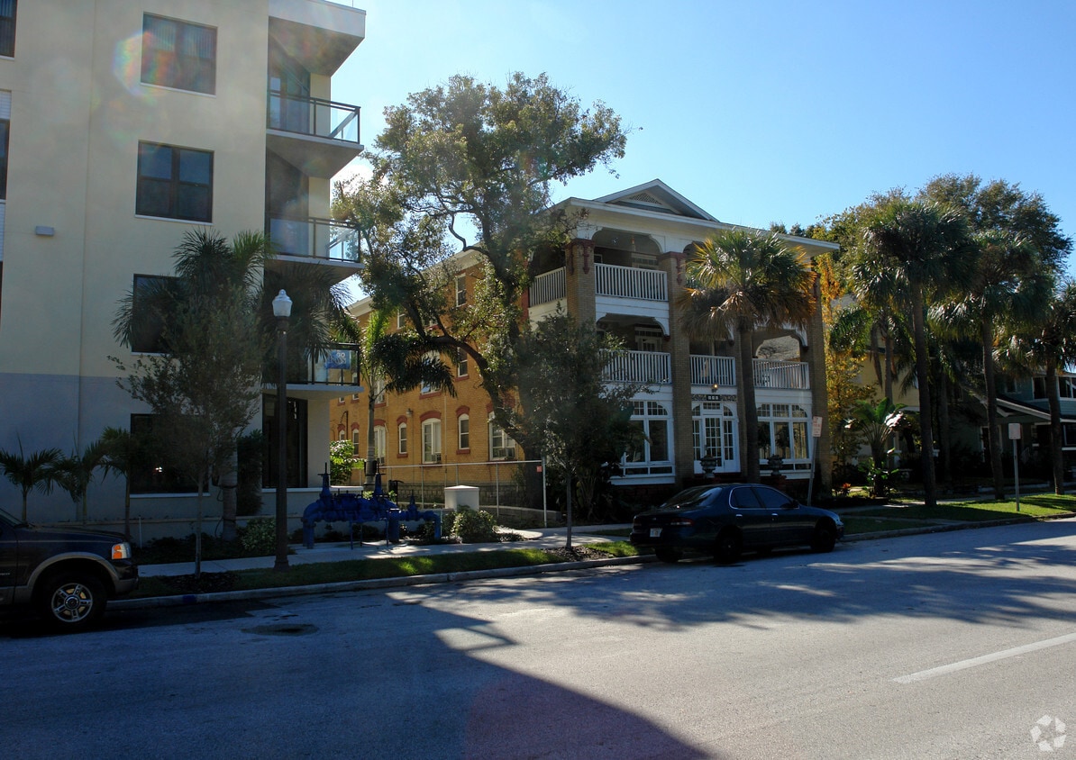 Building Photo - 436 4th Ave S