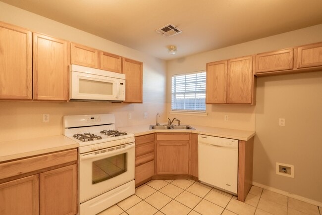 Building Photo - 3 Bed 2 Bath Rental Home Tulsa