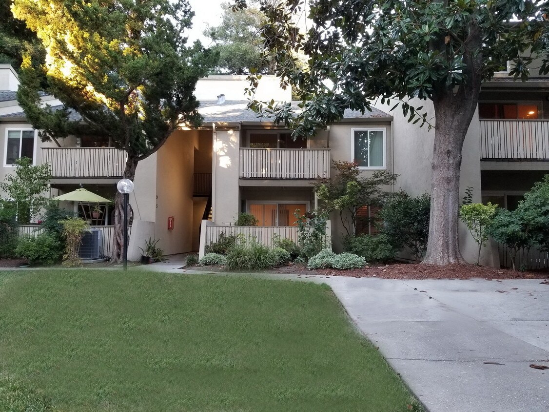 Building Photo - 2700 Oak Rd