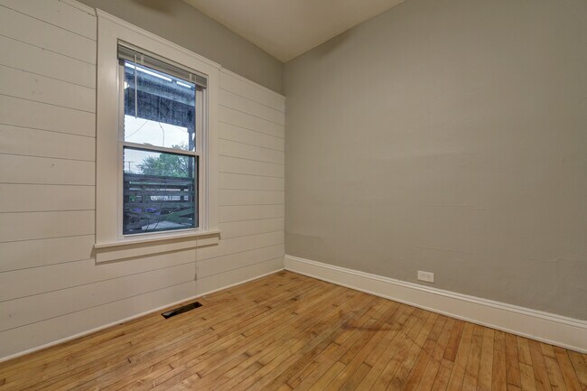 Building Photo - 1850 W 48th St