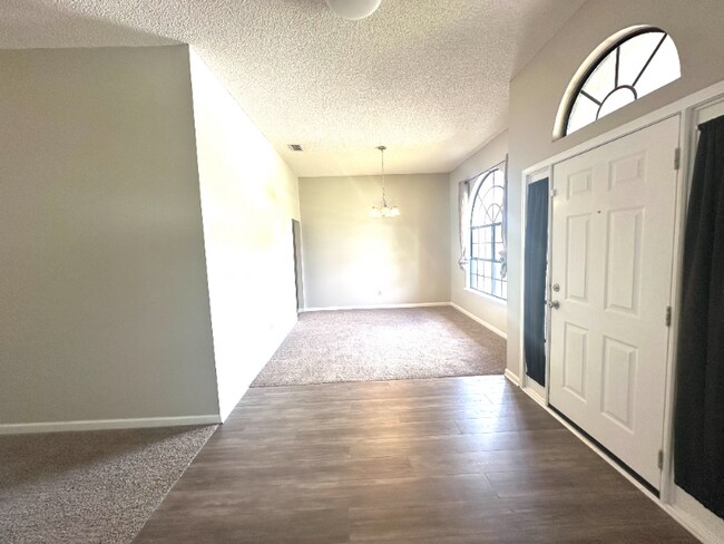 Foto del edificio - 345 Wildberry Ct