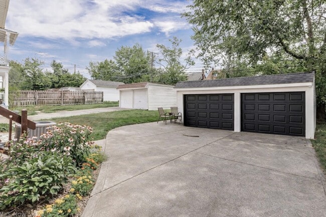 Building Photo - 13582 Cedar Rd