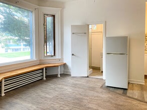 Building Photo - 301 Rue Wilbrod St