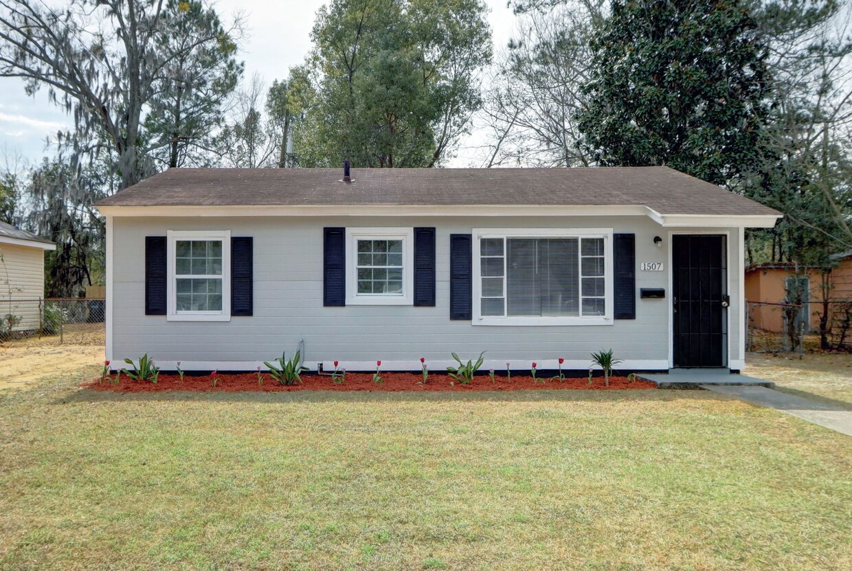 Primary Photo - Large 3BR/1BA Near Hospitals and Daffin Park