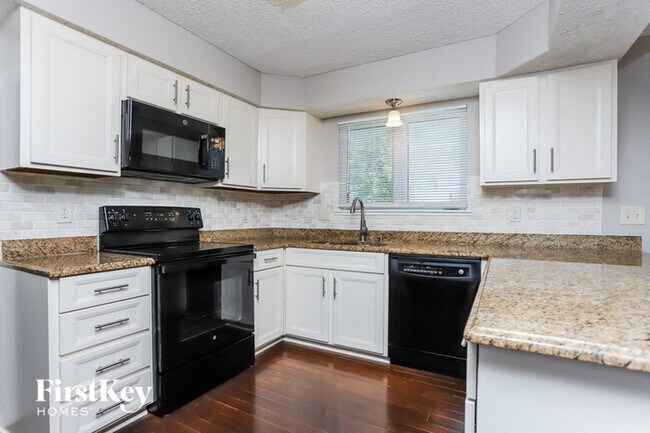 Foto del edificio - 670 Country Lake Dr