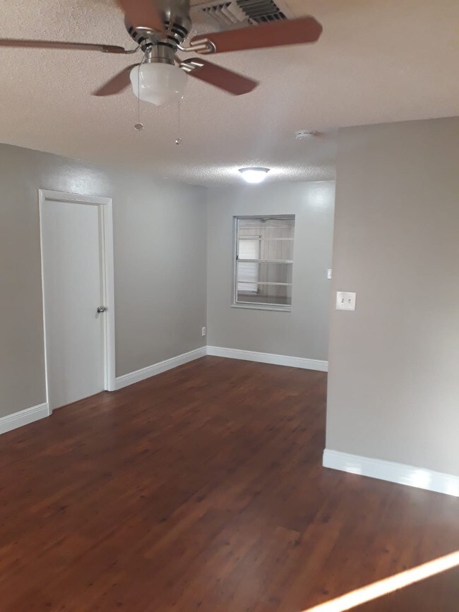 Building Photo - 215 Fiesta Dr