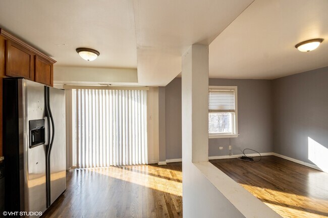 Building Photo - 5759 N Kimball Ave