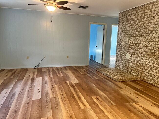 Building Photo - 504 Kessler St