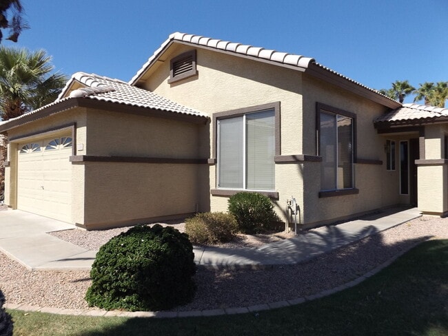 Foto del edificio - COMING SOON WITH A PRIVATE POOL IN GREAT GILBERT LOCATION!!!!