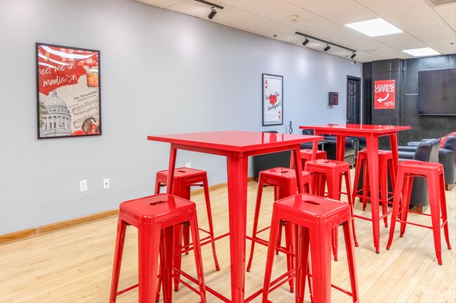 Suite de servicios y sala de estudio - Varsity Campus Apartments