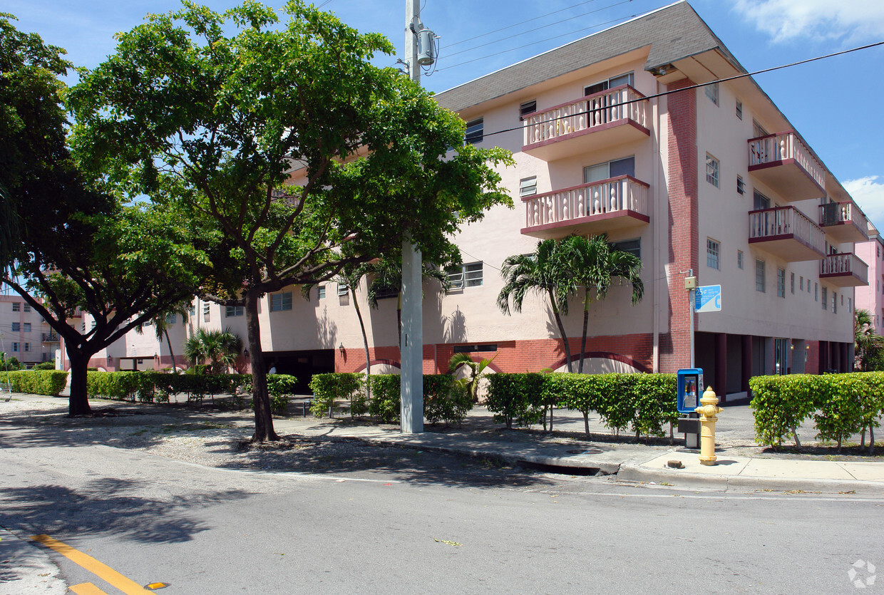 390 NE 125th St - Casa Bonita