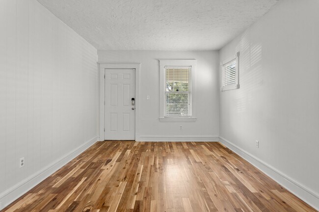 Foto del edificio - 6613 Parkwood Pl