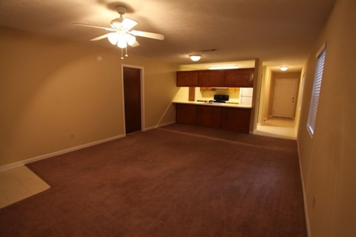 Building Photo - Cedar Chase Duplex Available August!