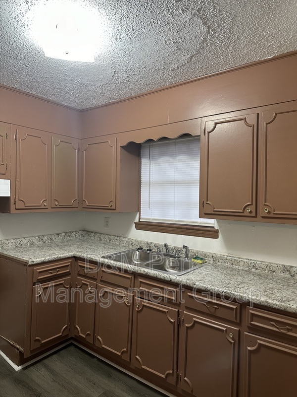 Foto del edificio - 5123 Hillside Dr